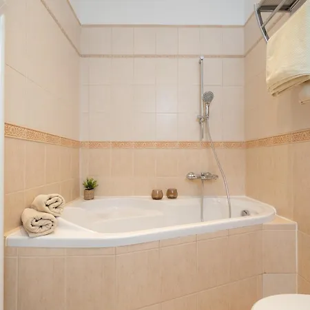 Happy House Aparthotel 4*